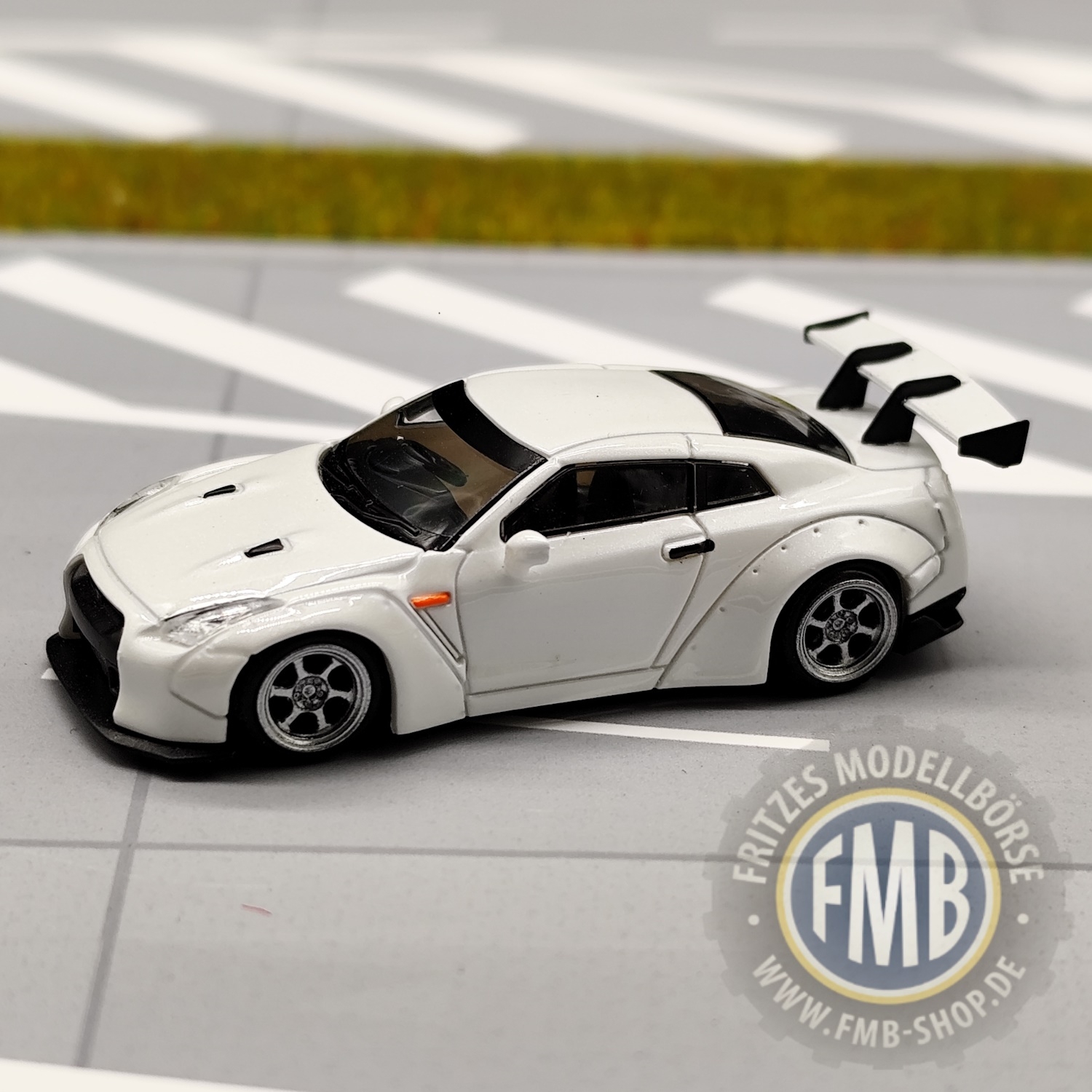 63706 - Micro City 87 - Nissan GTR35, white with silver rims