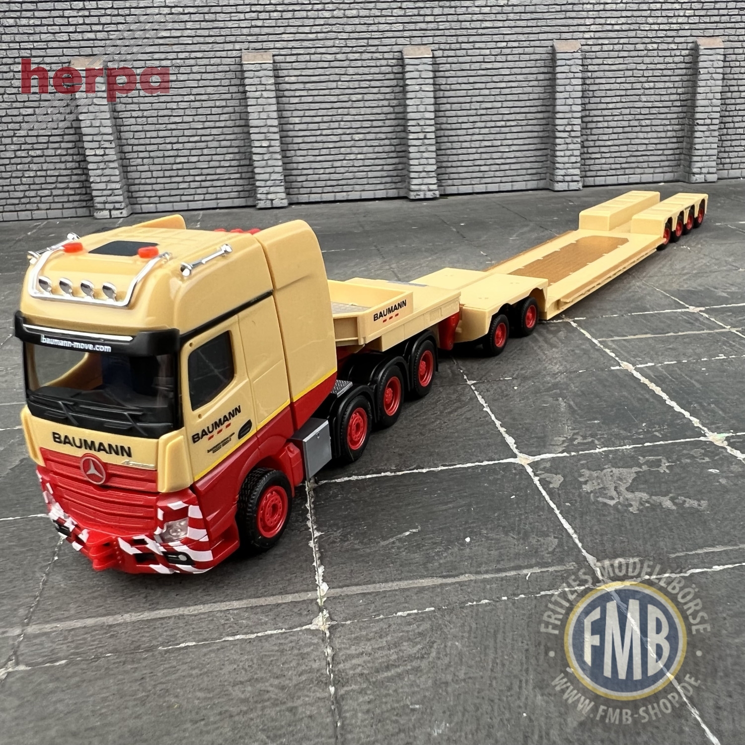 57395 - Herpa - Mercedes-Benz Actros GigaSpace SLT 8x4 with 2/4axle lowloader  - Baumann