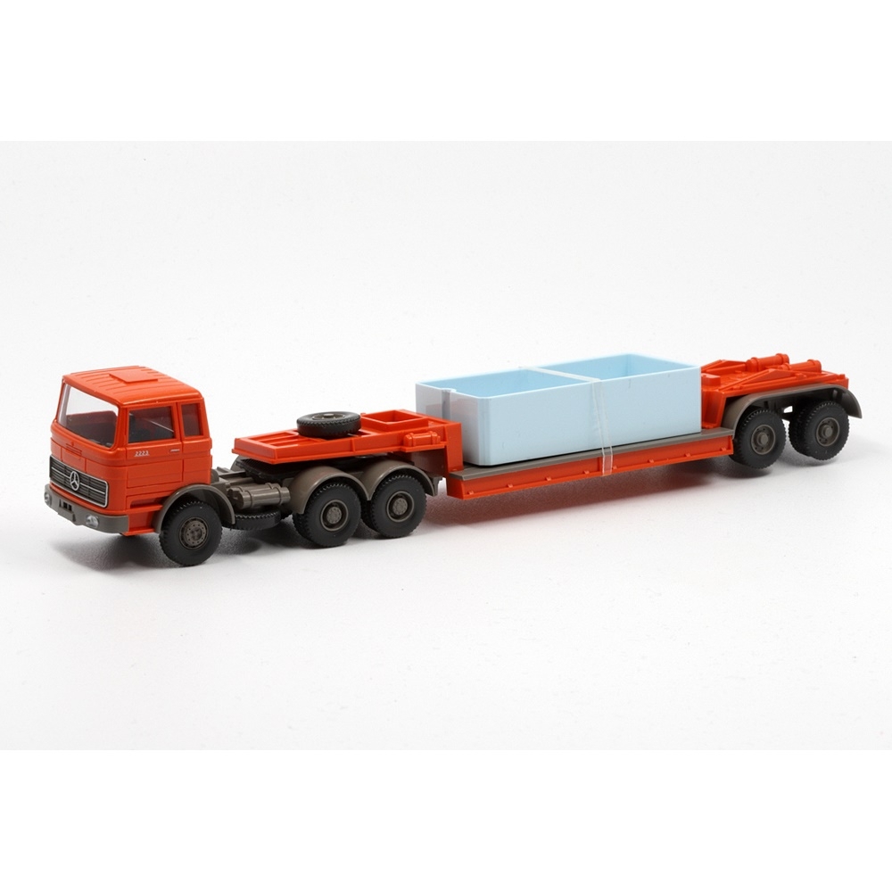 850302 - Wiking - Mercedes-Benz LPS 2223 with low loader semitrailer "Pooltransporter"