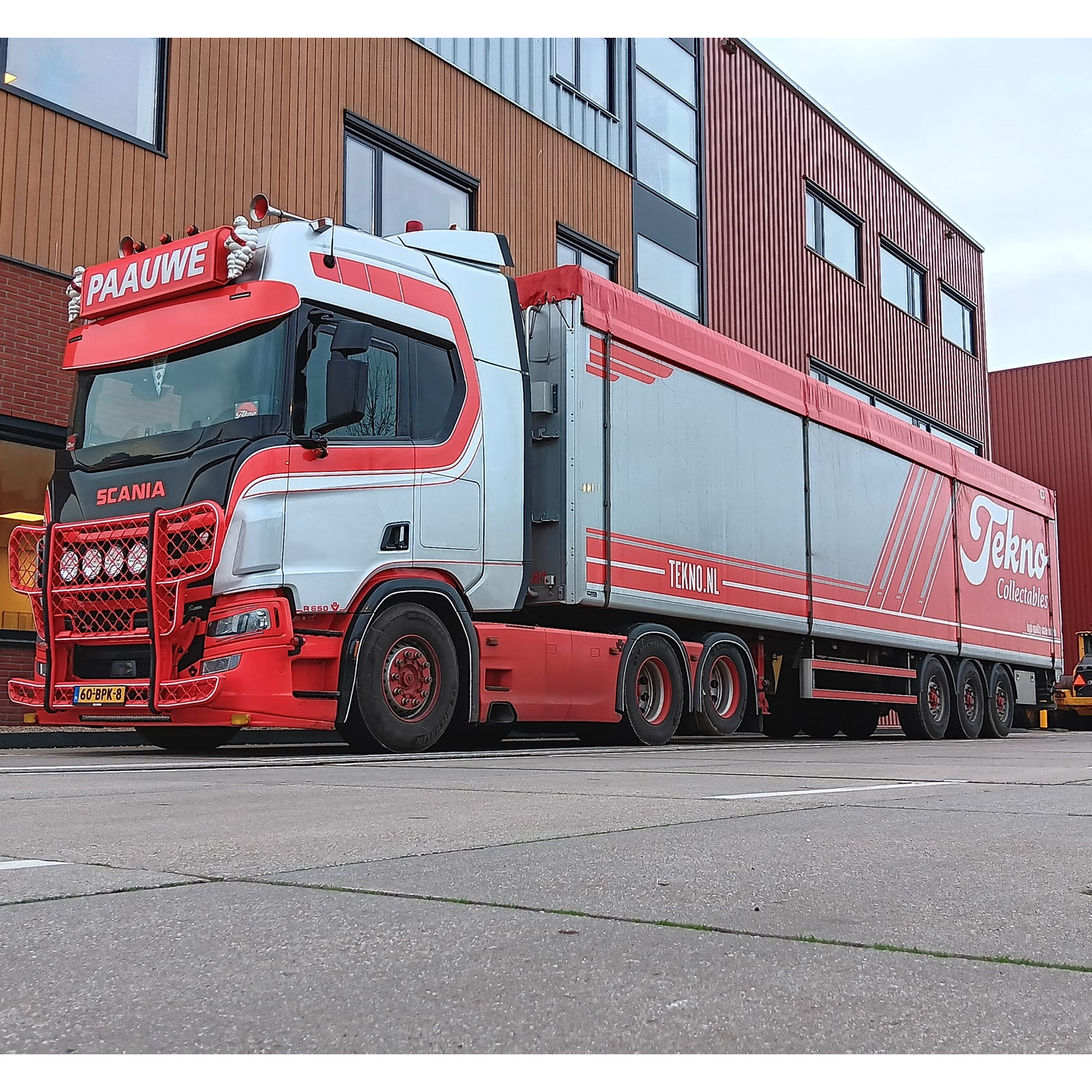 87077 - Tekno - Scania R650 Highline 6x2 mit 3achs Schubbodenauflieger - Paauwe Transport - NL