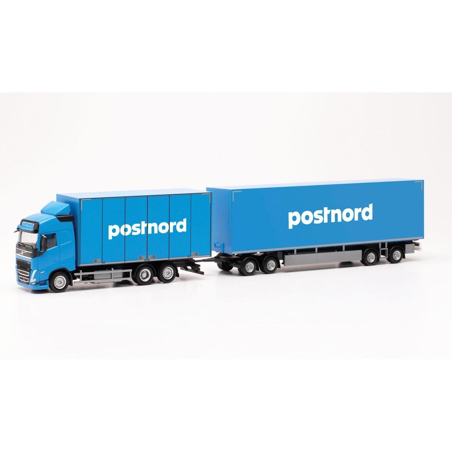 316866 - Herpa - Volvo FH5 Globetrotter  swedish box truck  3/4axle "Postnord" SW