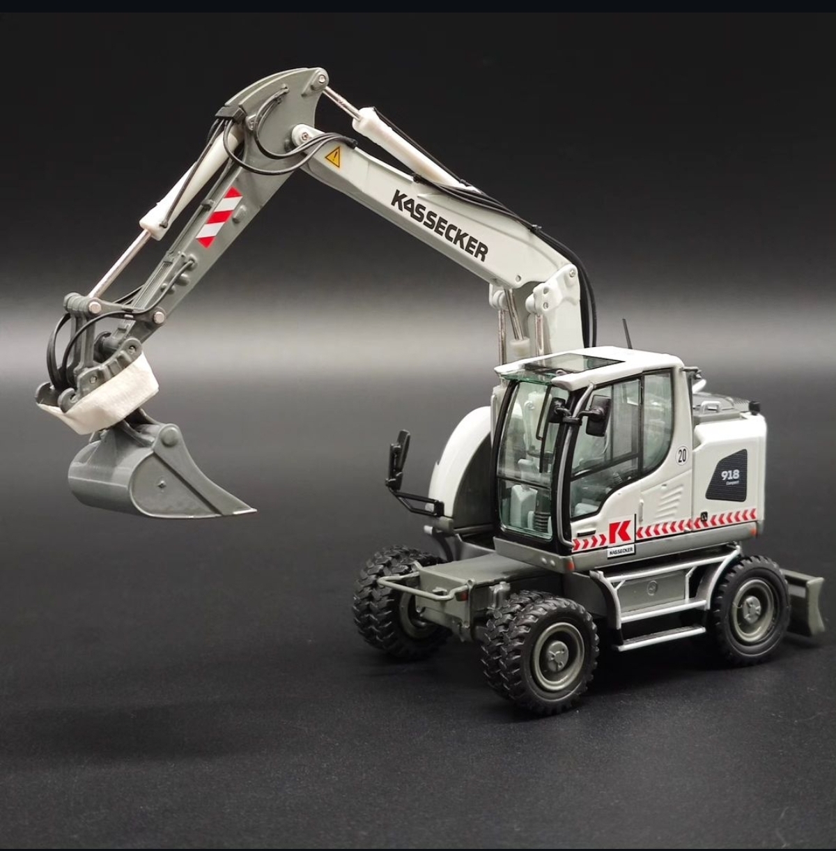 9432/04 - NZG - Liebherr A 918 Compact Mobilbagger - Kassecker -