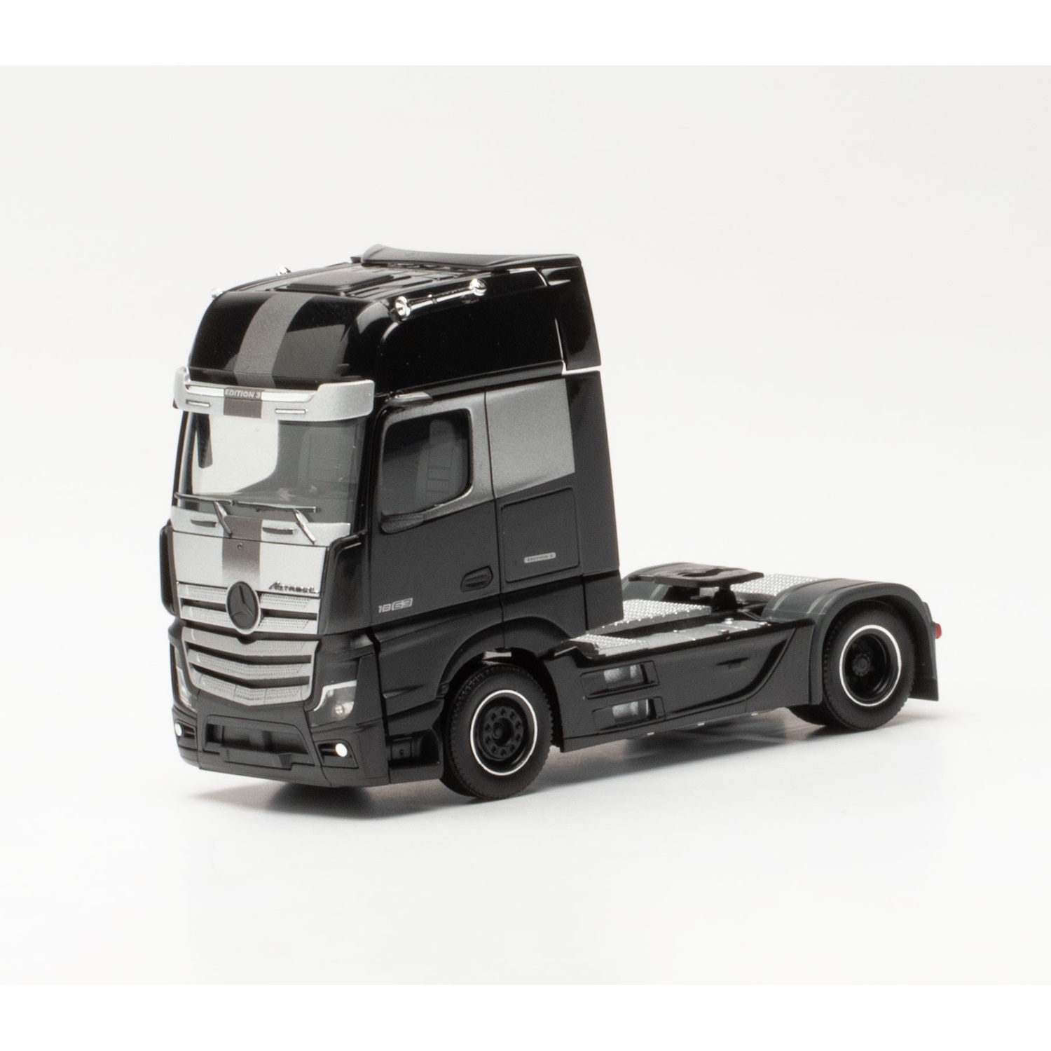 315852-002 - Herpa - Mercedes-Benz Actros GigaSpace `18 truck tractor "Edition 3" black