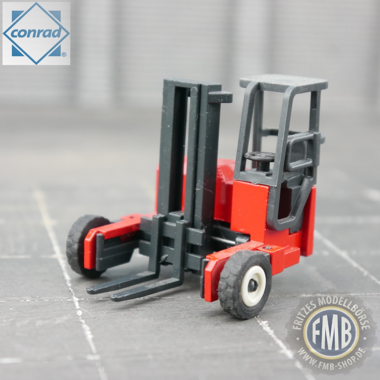 2781/01 - Conrad - Moffett driving forklift M2003E