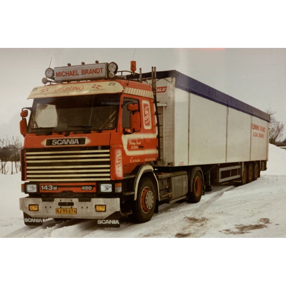 01-4506 - WSI - Scania 143M 4x2 mit 3achs Schubbodenauflieger - Michael Brandt - DK