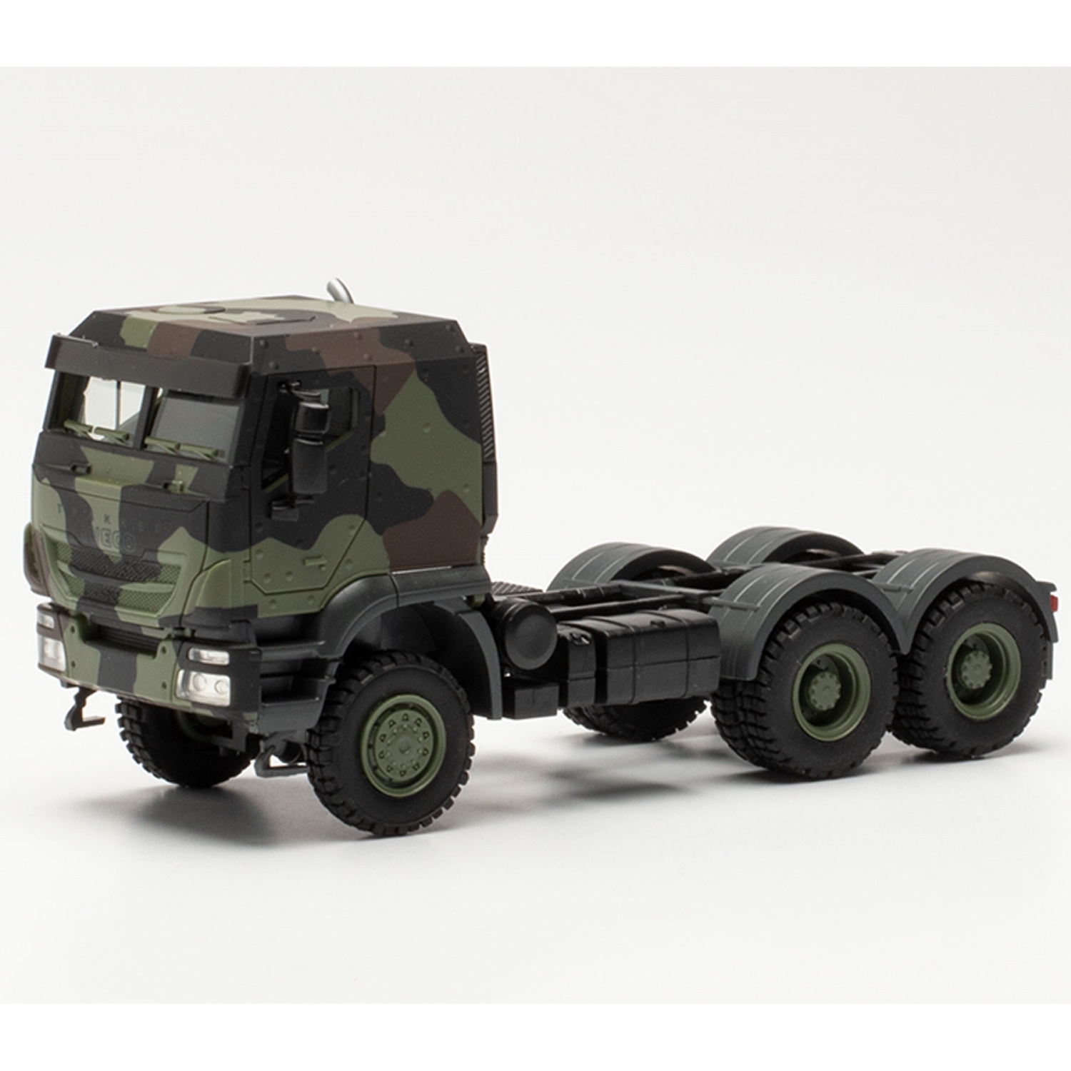 746908 - Herpa - Iveco Tracker 3axle 6x6 truck tractor camouflage - Bundeswehr / military