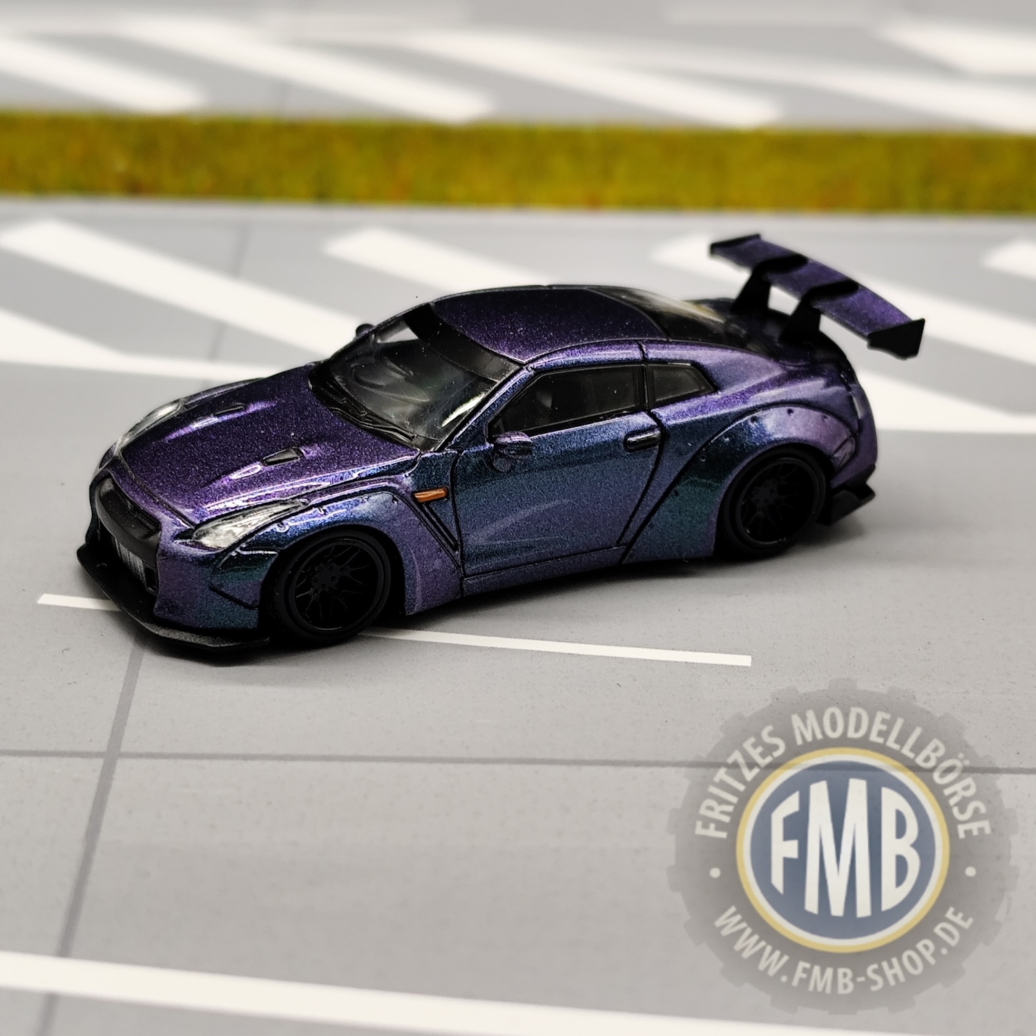 63709 - Micro City 87 - Nissan GTR35 "Chameleon" with black rims