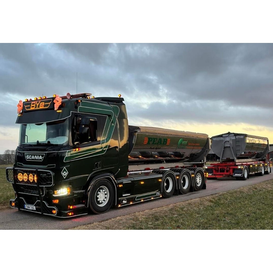 01-4606 - WSI - Scania R 8x4 mit Hakensystem+3achs Anhänger+2 Asphaltcontainer - BYE Peab Asfalt - N