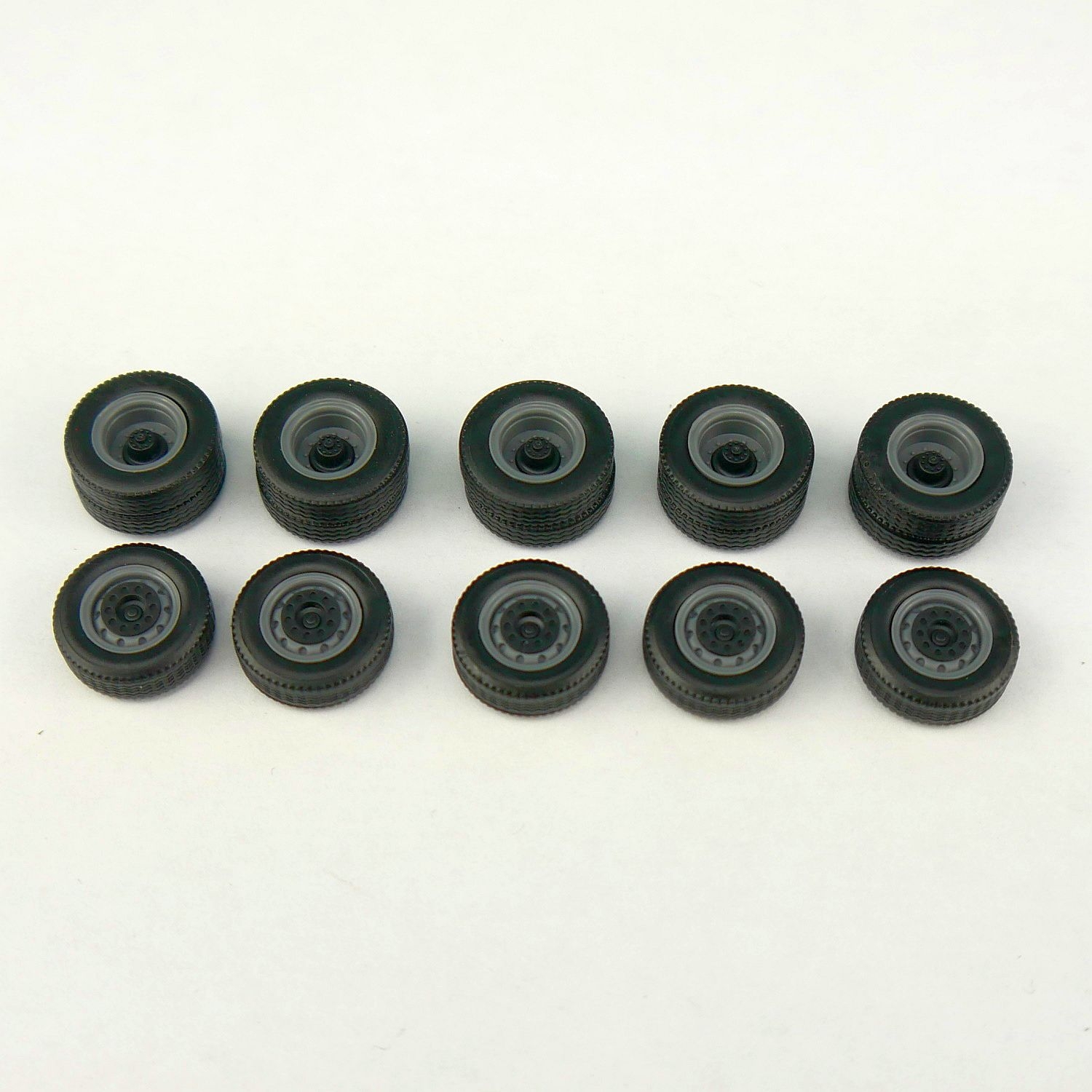 951180 - Herpa - Wheelsets for frontaxle and tractionaxle, nardo gray/black - 5 Set