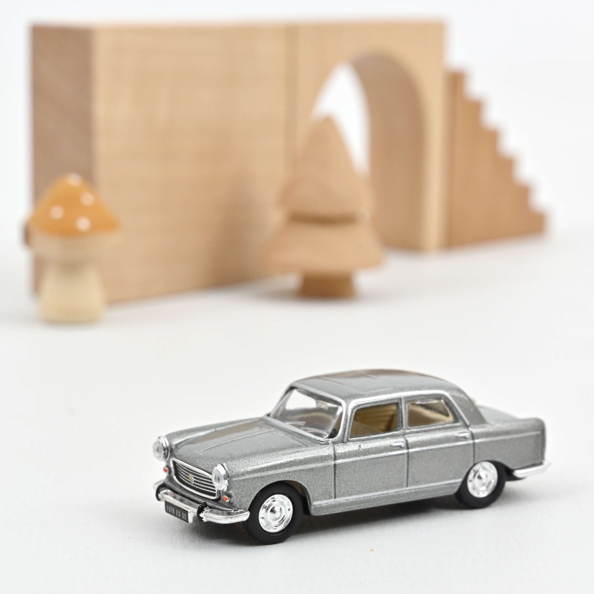 474449 - Norev - Peugeot 404 `1968, grau metallic