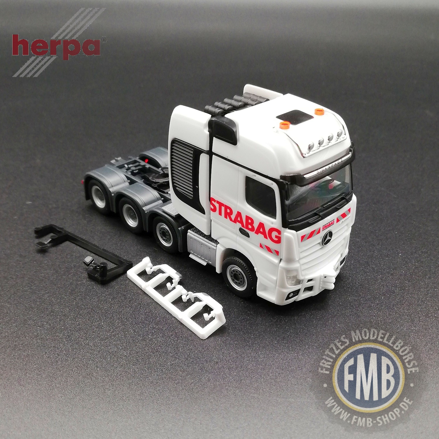 317412a - Herpa - Mercedes-Benz Actros SLT GigaSpace Schwerlast-Zugmaschine "Strabag"