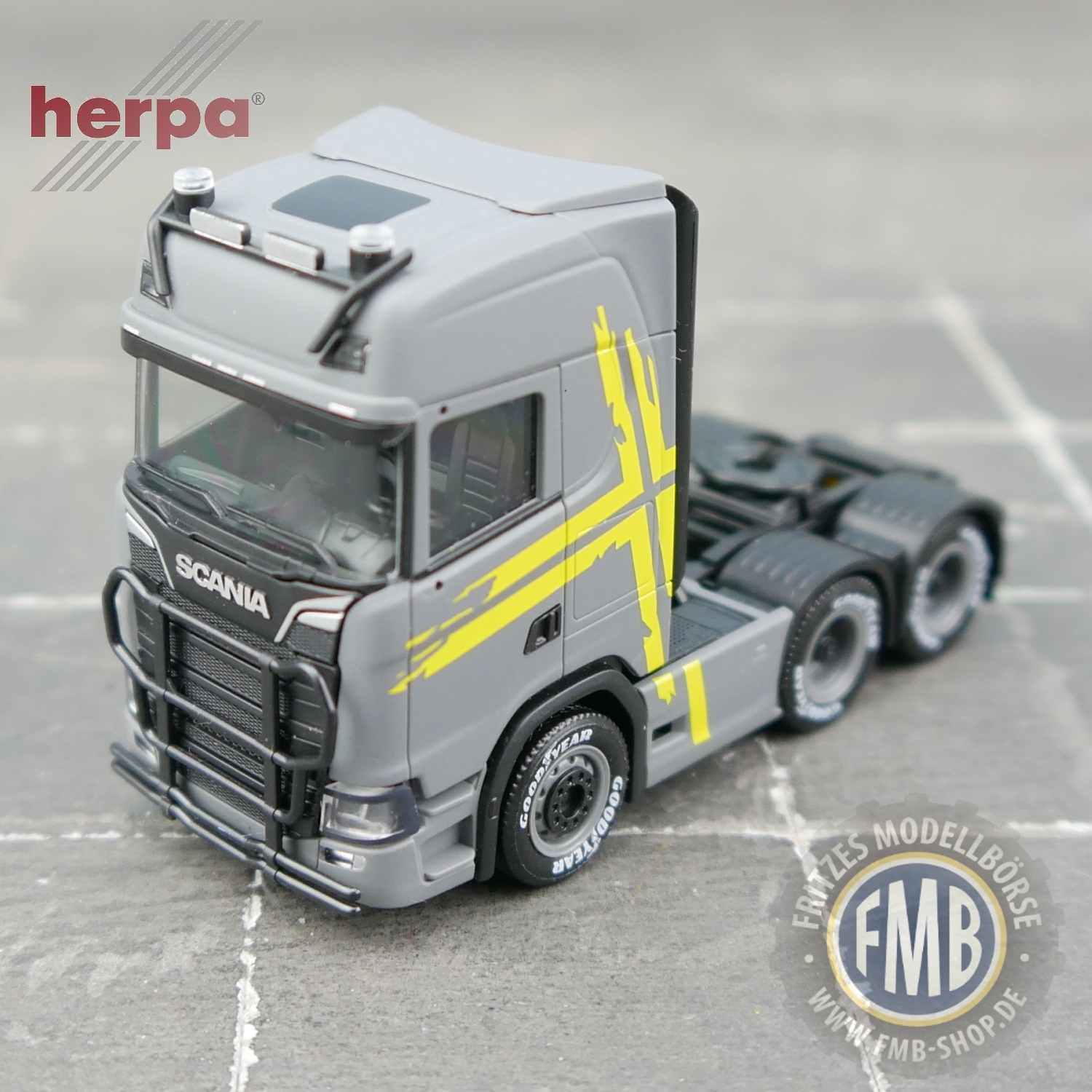 951166 - Herpa - Scania CS Highline 6x2 Zugmaschine, matt nardograu mit gelben Schwedenkreuz