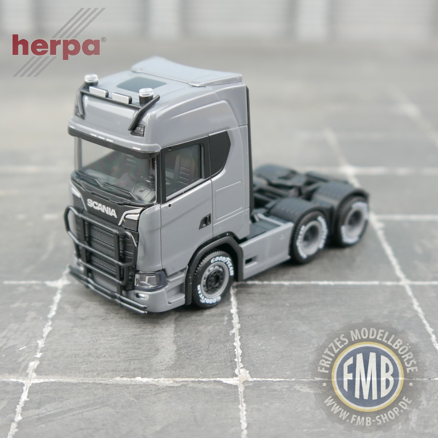 951135 - Herpa - Scania CS Highline 6x2 Zugmaschine mit schwarzen Anbauteilen, nardograu