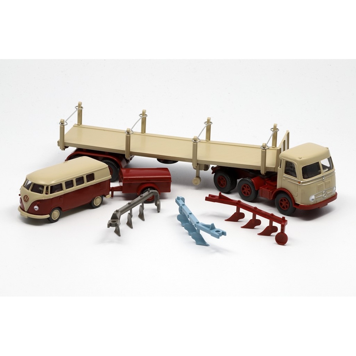 899736 - Wiking - MB LPS 333 Rungen-Sattelzug & VW T1 Kombi + Zubehör "Landhandel II"