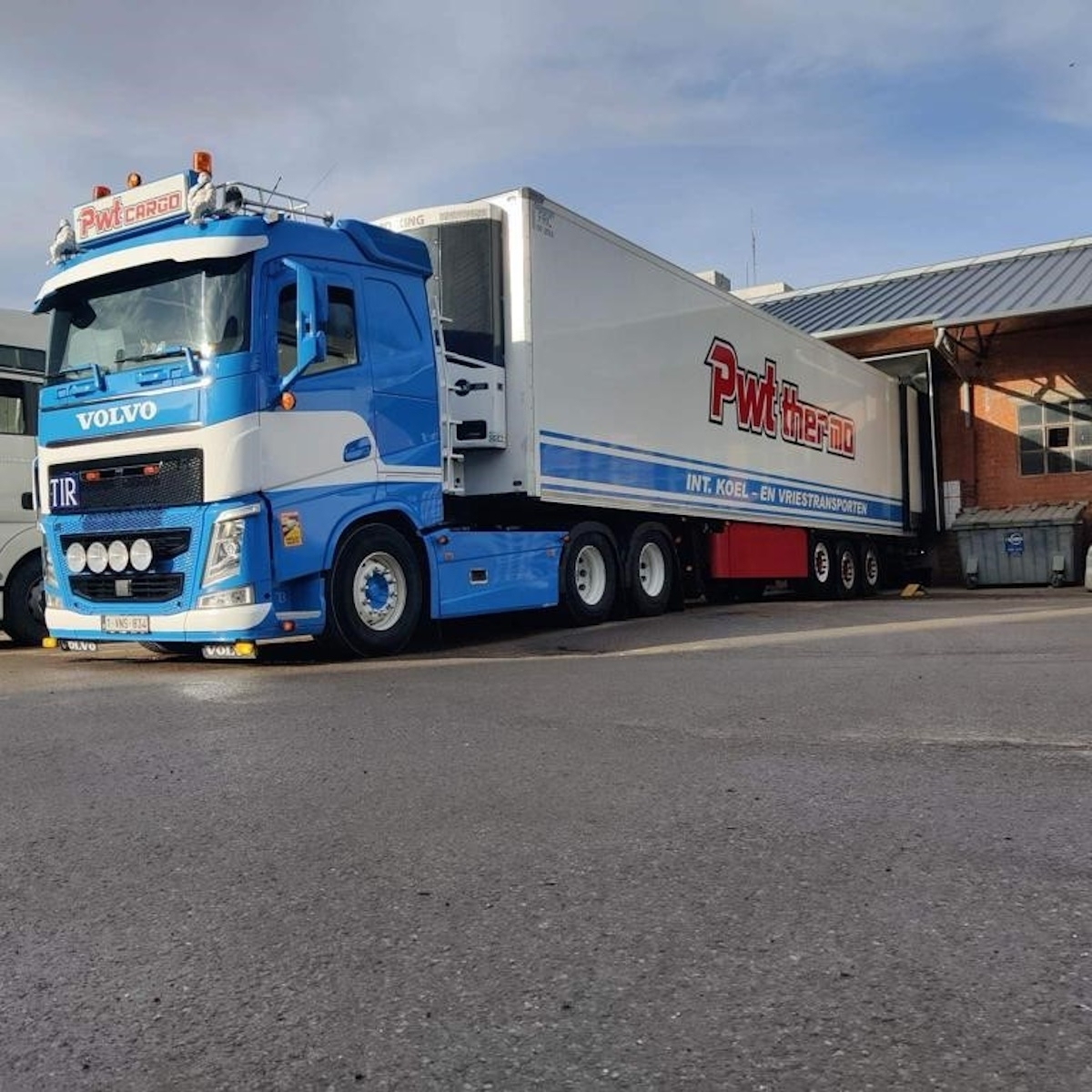 84901 - Tekno - Volvo FH4 6x2 with reefer trailer 3axle - PWT / Peter Wouters - B