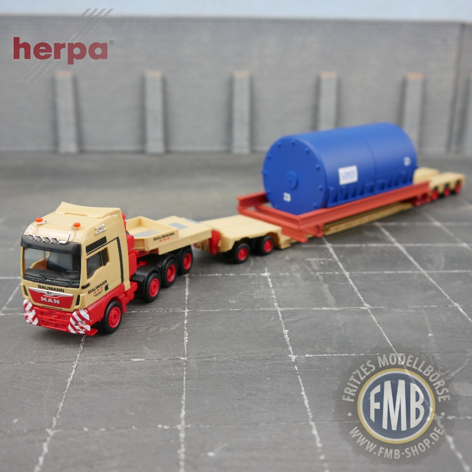 944205 - Herpa - MAN TGX XXL Schwerlastzugmaschine mit 2/4achs Tieflader und Großtank - Baumann