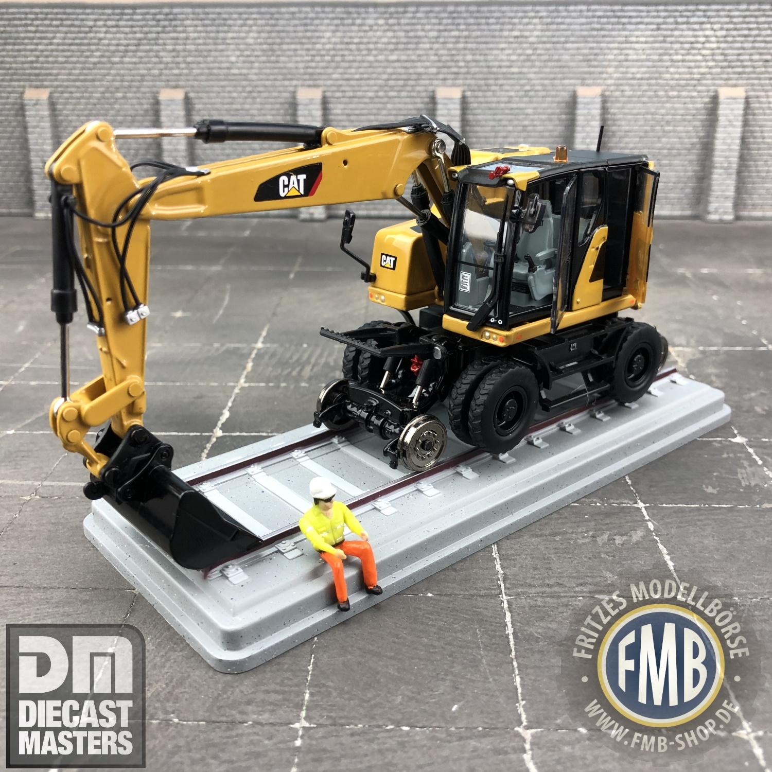 85662 - Diecast Masters - Caterpillar CAT M323F rail / road excavator