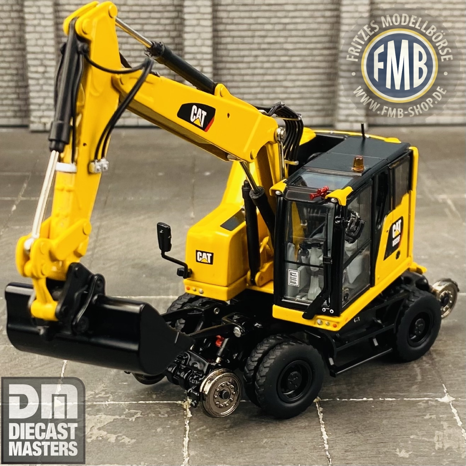 85661 - Diecast Masters - Caterpillar CAT M323F rail / road excavator