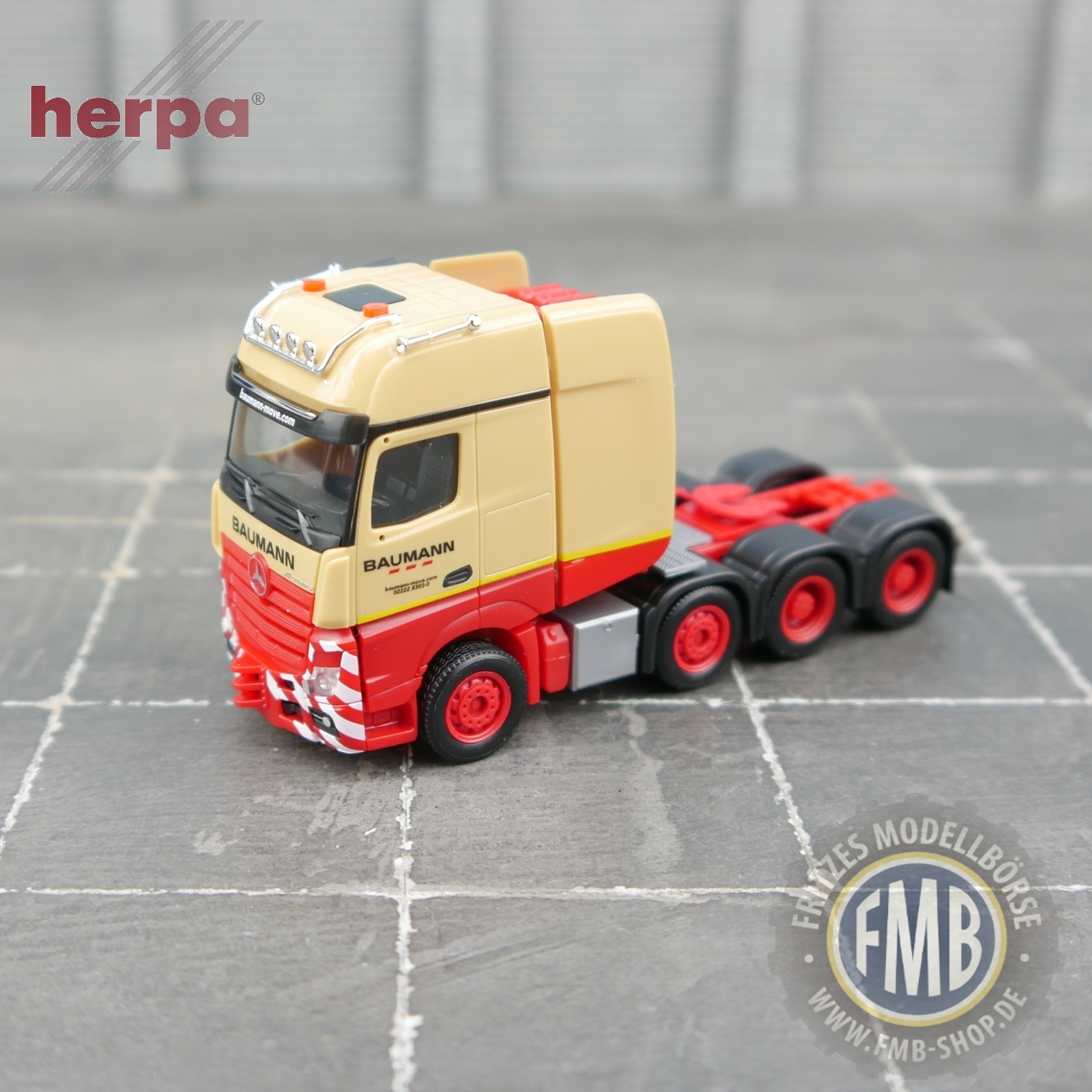 951210 - Herpa - Mercedes-Benz Actros GigaSpace SLT 8x4 Schwerlast-Zugmaschine "Baumann"