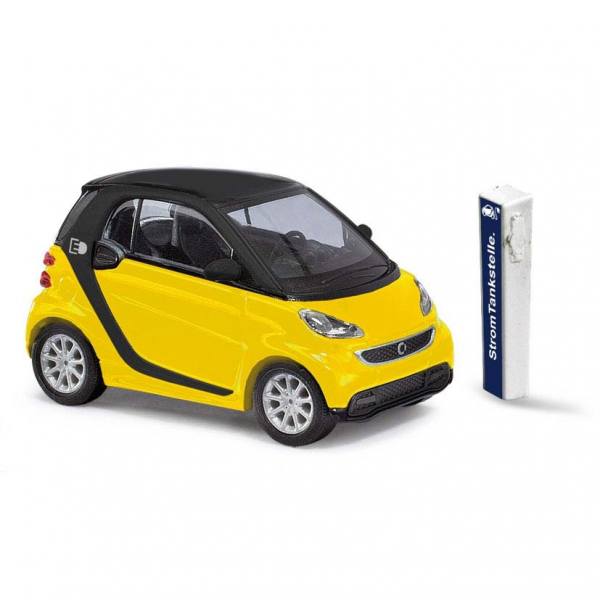 46224 - Busch - Smart Fortwo Coupe `12 "Electric Drive", gelb mit Ladesäule