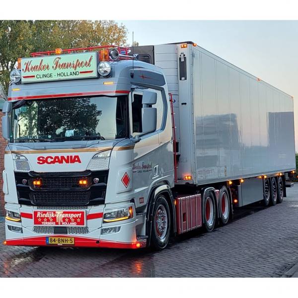 01-4106 - WSI - Scania R 6x2 mit 3achs Kühlauflieger - De Kraker - NL -
