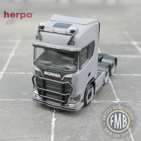 951159 - Herpa - Scania CS Highline 6x2 Zugmaschine mit schwarzen Anbauteilen, matt nardograu