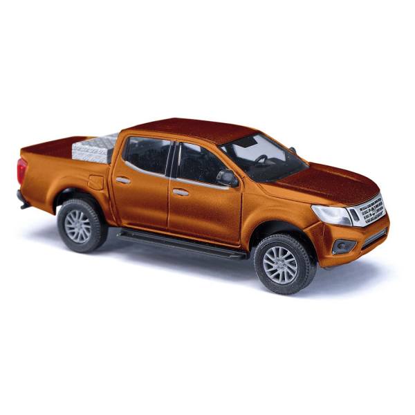 53720 - Busch - Nissan Navara `15 Pickup mit Alukiste, orangegold